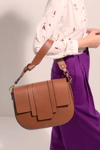 Ioef_borsa_cuoio_aspalla_atracolla_fronte_indossato1